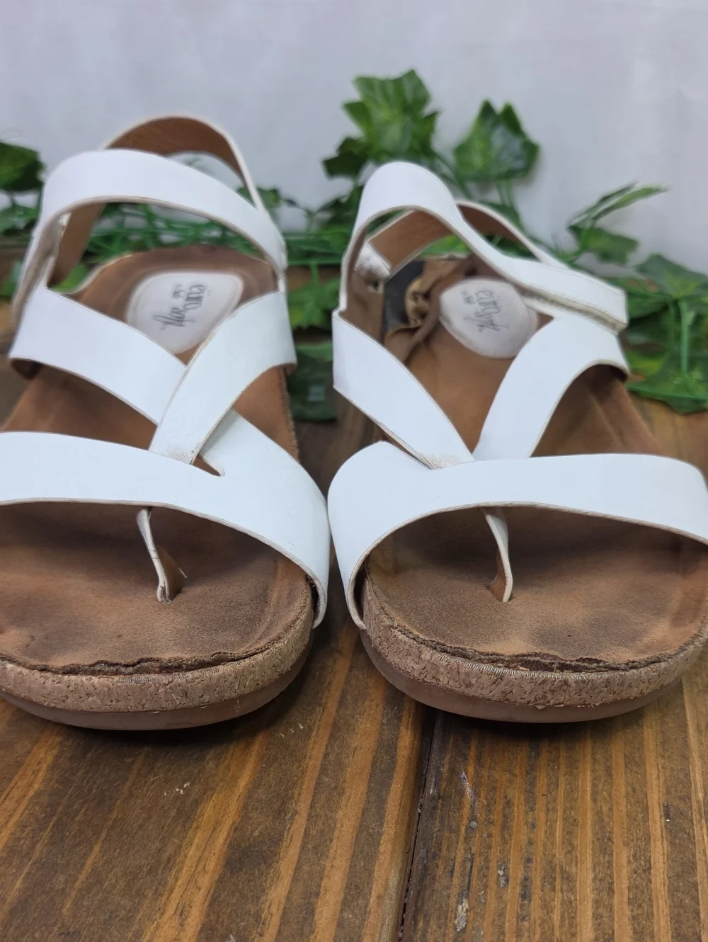 Euro Soft by Sofft. White Flip Flop Sandal. Size 8M - Picture 3 of 8